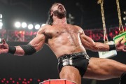 德鲁·麦金太尔在WWE RAW胜利后再次攻击CM朋克