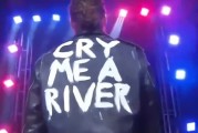 杰克·佩里在NJPW风城暴动中挑衅CM Punk，以芝加哥旗帜和“Cry Me A River”夹克登场